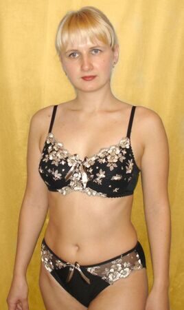 Черный Марина желтый фон1